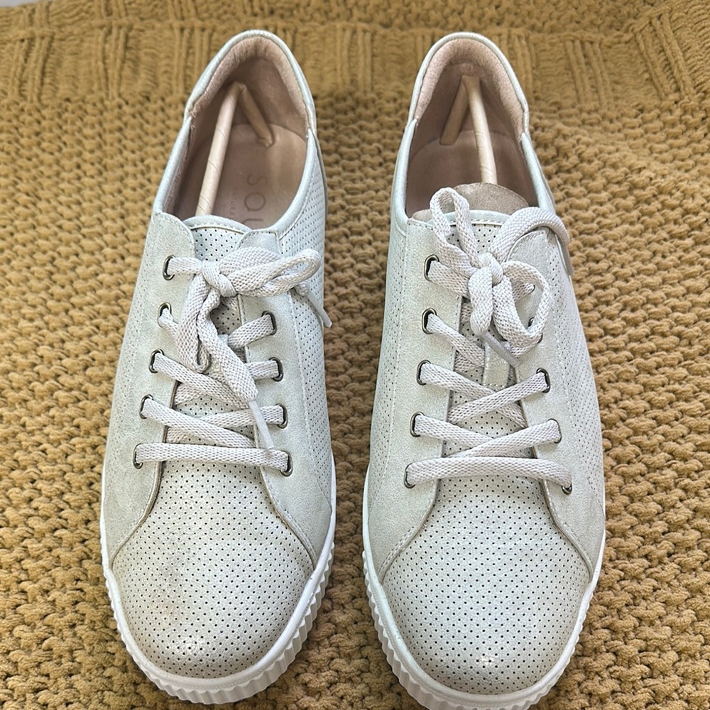 SOUL Naturalizer White Sneakers Minimalist Design Breathable